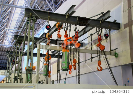 駅のエスカレーターを交換する為に組まれた… 搬出・搬入作業用の吊元 駅のエスカレーターを交換する為に組まれた… 搬出・搬入作業用の吊元 134864313