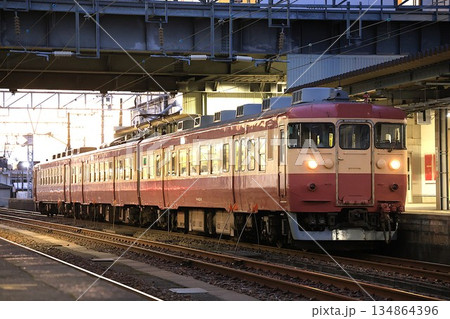 【えちごトキめき鉄道】413系+455系 急行〜交直流急行色〜(日本海ひすいライン:糸魚川駅) 【えちごトキめき鉄道】413系+455系 急行〜交直流急行色〜(日本海ひすいライン:糸魚川駅) 134864396