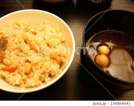 五目飯とみそ汁 五目飯とみそ汁 134864641