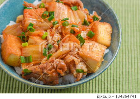 厚揚げの豚キムチ丼 134864741