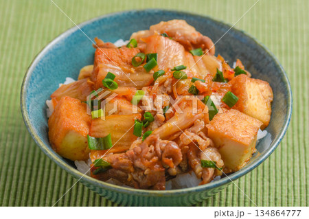 厚揚げの豚キムチ丼 134864777