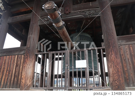 木造の鐘楼に吊るされた伝統的な梵鐘、静寂を響かせる祈りの空間 木造の鐘楼に吊るされた伝統的な梵鐘、静寂を響かせる祈りの空間 134865173