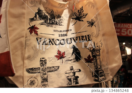 北米を代表する多文化都市バンクーバーのおすすめ観光スポット、スタンレーパーク他、プーティンポテト 134865248