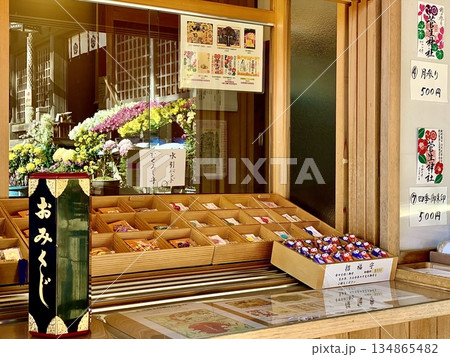 拝殿前に飾られたカラフルな菊の鉢植えが窓ガラスに映る授与所〈菅生神社/愛知県岡崎市〉 134865482