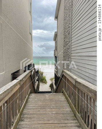 View of the entrance to the white beach of Destin, USA. 134866114
