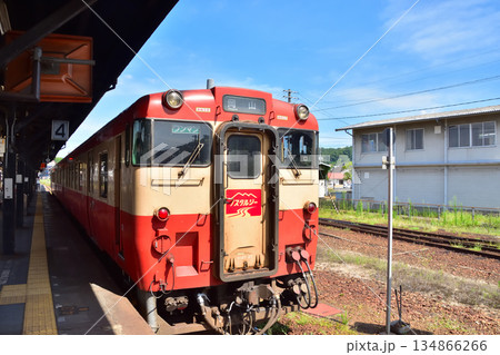 岡山　JR姫新線津山駅構内に停車中のキハ40系気動車 134866266