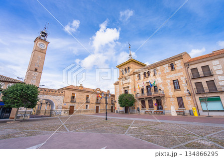 Traditional Spanish square in Consuegra on the Don Quixote route. 134866295