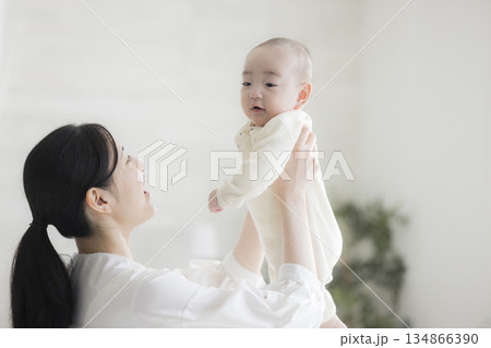 赤ちゃんのお世話をする若い母親　　 　　 134866390