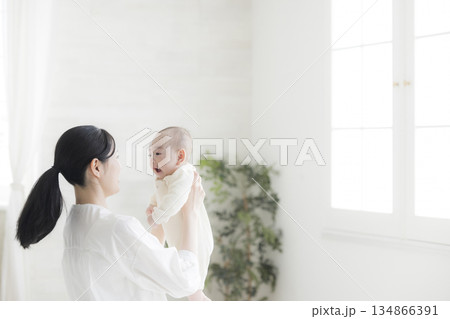 赤ちゃんのお世話をする若い母親 赤ちゃんのお世話をする若い母親 134866391