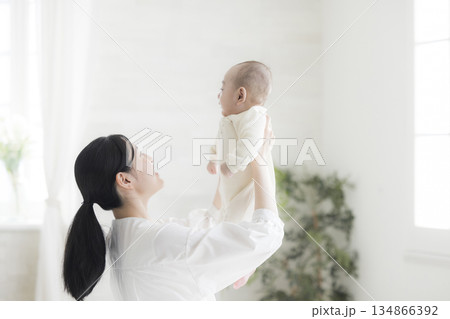 赤ちゃんのお世話をする若い母親 赤ちゃんのお世話をする若い母親 134866392