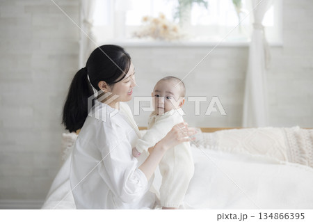 赤ちゃんのお世話をする若い母親　　 　　 134866395