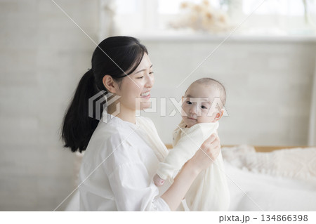 赤ちゃんのお世話をする若い母親　　 　　 134866398
