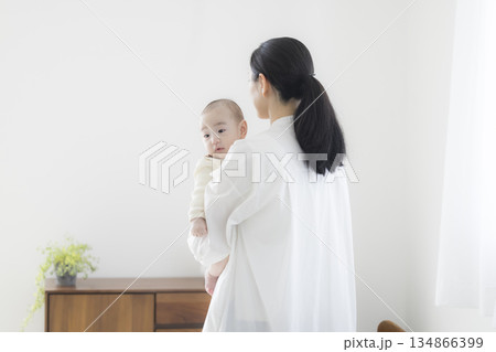 赤ちゃんのお世話をする若い母親　　 　　 134866399