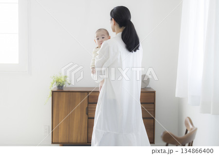 赤ちゃんのお世話をする若い母親　　 　　 134866400