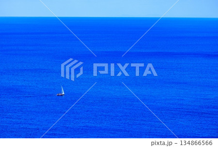 青い海とヨット 134866566