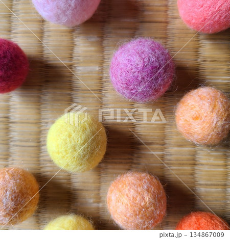 畳の上に並んだフェルトボール 134867009