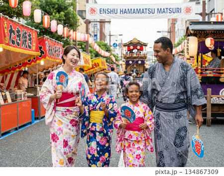 浜松遠州伝統祭りを祝う日系ブラジル人国際ファミリーの文化融合 134867309