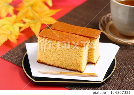 和風な秋の背景とカステラ 134867321