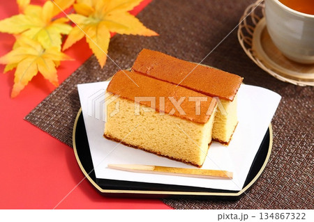 和風な秋の背景とカステラ 134867322