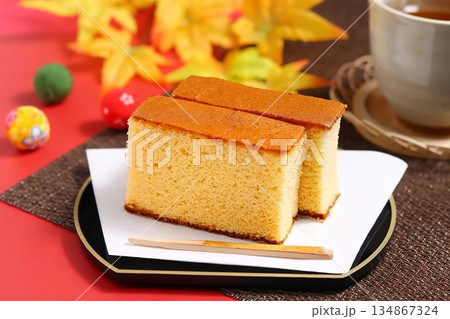 和風な秋の背景とカステラ 134867324