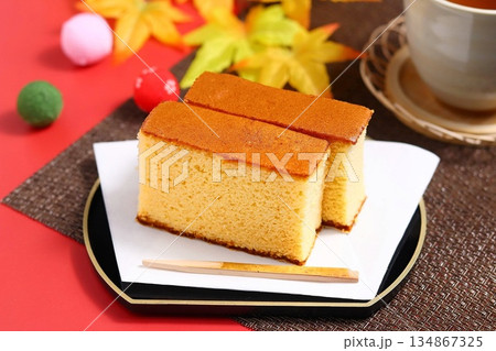 和風な秋の背景とカステラ 134867325