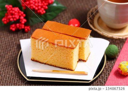 和風な背景とカステラ 134867326