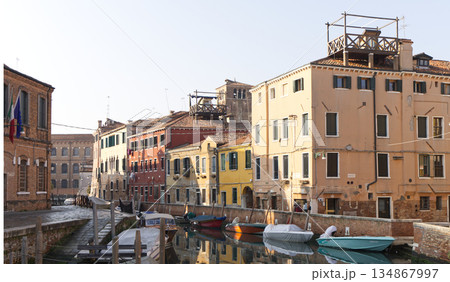 ベネチアの運河と建物 134867997