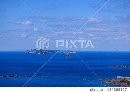 長崎サンセットロードに浮かぶ島の角力灘 134868127