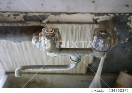 古い家の蛇口 134868373