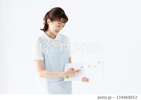 絵本を持つ保育士の女性 絵本を持つ保育士の女性 134868652