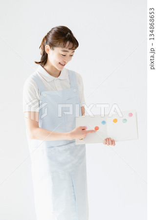 絵本を持つ保育士の女性 絵本を持つ保育士の女性 134868653