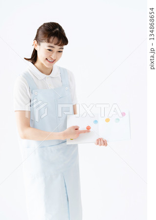 絵本を持つ保育士の女性 絵本を持つ保育士の女性 134868654