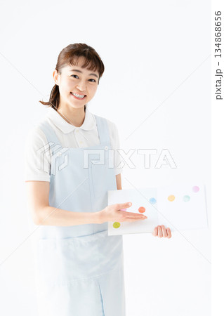 絵本を持つ保育士の女性 絵本を持つ保育士の女性 134868656