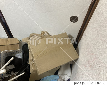 和室の入り口に山積みになった空の段ボールと不用品 和室の入り口に山積みになった空の段ボールと不用品 134868707