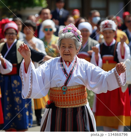 浜松伝統祭り 高齢女性念仏踊り text 134868796