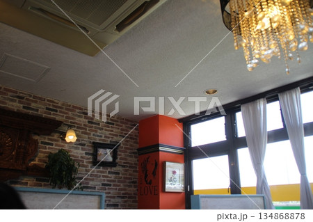 お洒落なカフェの店内 お洒落なカフェの店内 134868878
