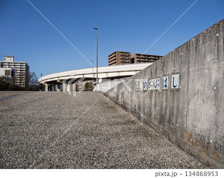 旧中川に架かる「虹の大橋」の橋名表示 134868953