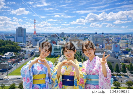 栃木県庁展望ロビーより県庁正門前 中央通り方面の街並みを望む 栃木県庁展望ロビーより県庁正門前 中央通り方面の街並みを望む 134869082