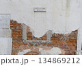 ベネチアの古びたレンガの壁 ベネチアの古びたレンガの壁 134869212
