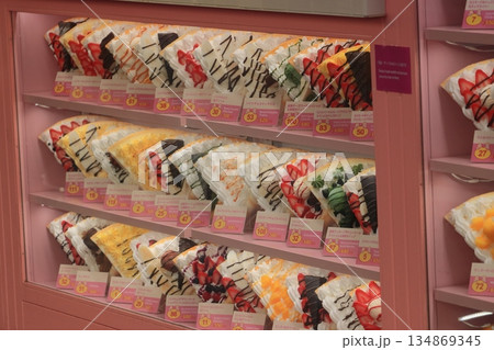 原宿のクレープ屋さんの商品サンプル　たくさんの種類のクレープ 134869345