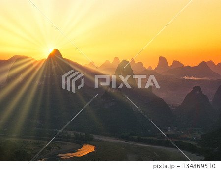 桂林の美しい奇岩群にの美しい夕景 桂林の美しい奇岩群にの美しい夕景 134869510