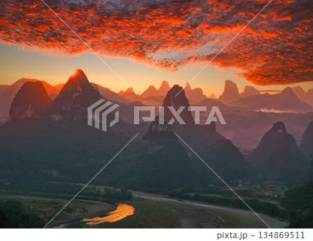 桂林の美しい奇岩群にの美しい夕景 桂林の美しい奇岩群にの美しい夕景 134869511