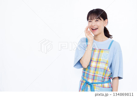 呼びかけている主婦 134869811