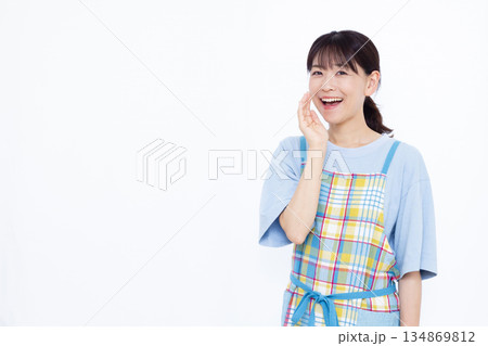 呼びかけている主婦 134869812