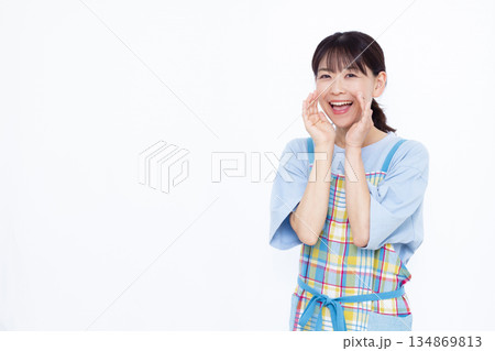 呼びかけている主婦 134869813