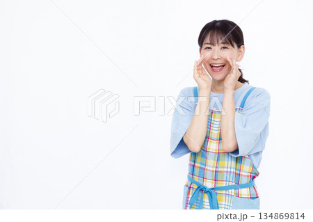 呼びかけている主婦 呼びかけている主婦 134869814