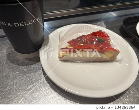 おしゃれカフェでケーキ おしゃれカフェでケーキ 134869864