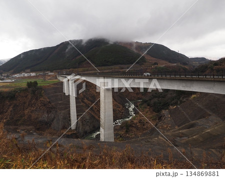 山の大きな橋 山の大きな橋 134869881