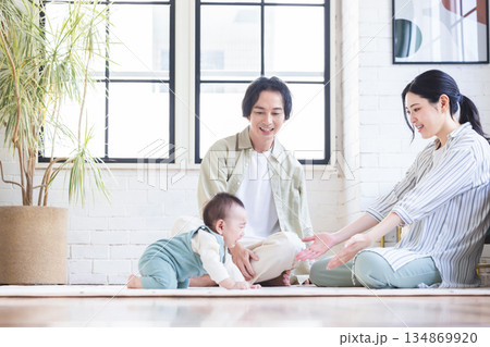 リビングでくつろぐ若い家族 リビングでくつろぐ若い家族 134869920