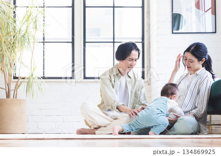 子育てに悩む夫婦 子育てに悩む夫婦 134869925